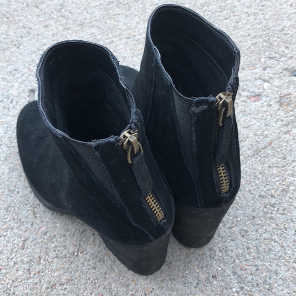 Urban Outfitters • Black suede booties - Picture 5 of 6